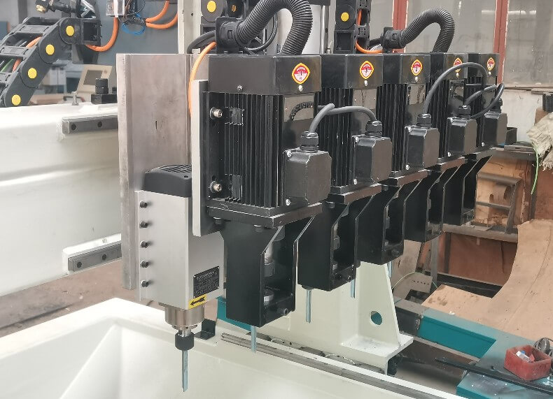 客戶定制的雙排五軸榫槽機(jī)，一排銑槽一排方孔